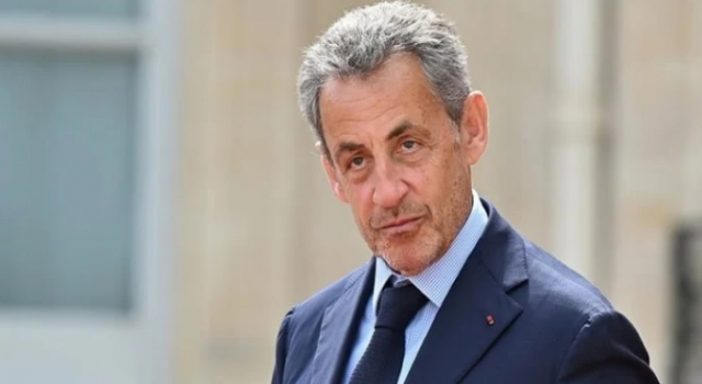 Eski Fransa cumhurbaşkanı Sarkozy’ye elektronik kelepçe takıldı