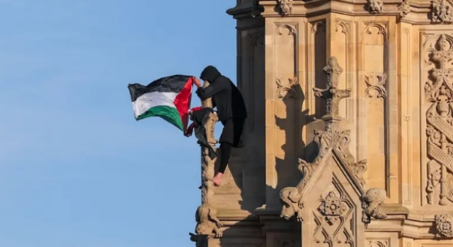 Londra'da Big Ben kulesine tırmanıp Filistin bayrağı açan eylemciye ceza