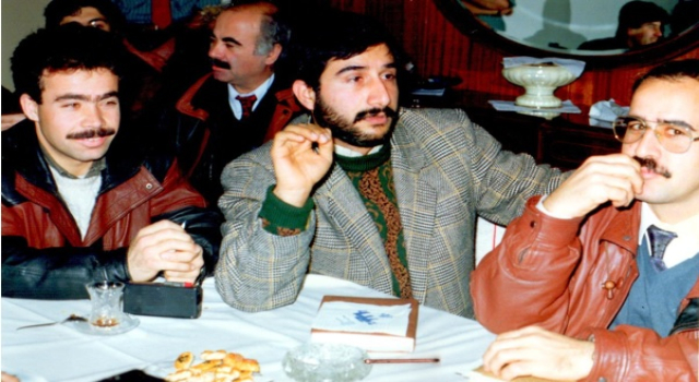 1988 Lİ YILLAR GÖKTAŞ VE GAZETECİ DOSTLARI..
