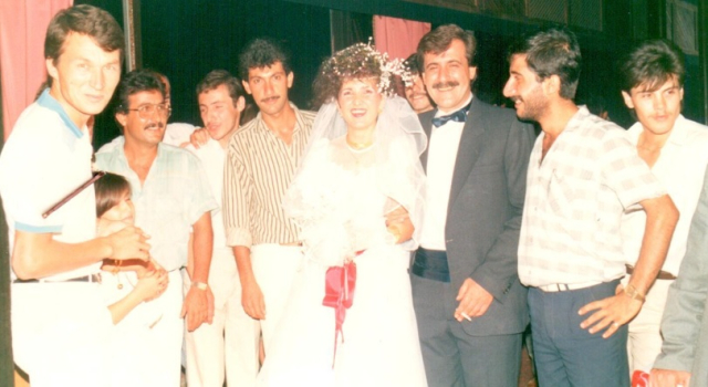 1990 YILLAR, GÖKTAŞ GAZETECİ HAMDİ YURDAKUL'UN DÜĞÜN TÖRENİNDE