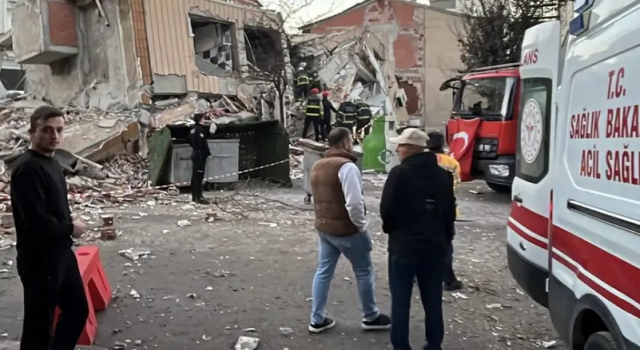 Gebze'de 7 katlı bina çöktü: Bir aile enkaz altında