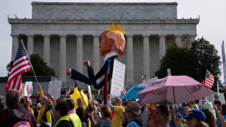 ABD'de 'Krallara Hayır' gösterileri: Binlerce kişi Trump yönetimini protesto etti